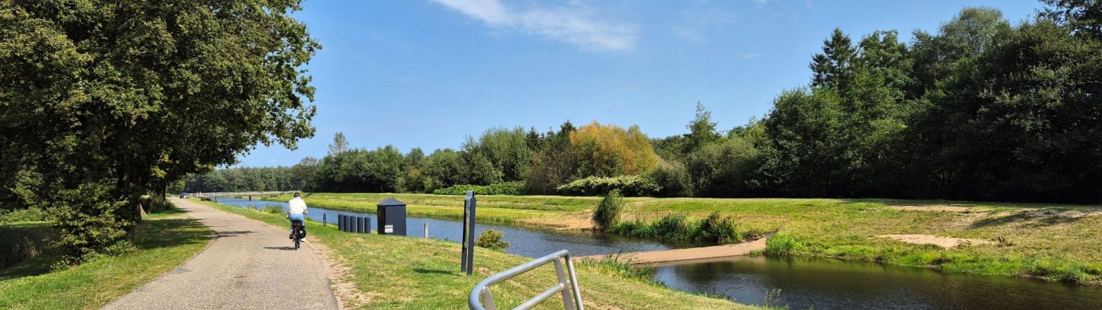Fietser in omgeving oldenzaal langs de dinkel
